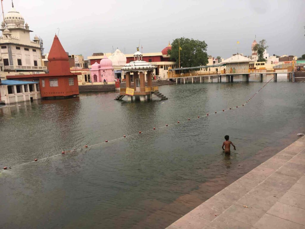 Pind Daan Ritual: Meaning, Importance, and Why It Is Performed at Pehowa 3 Devotees performing Pind Daan rites at holy Pehowa ghat with pandit available for Kundli Milan consultation