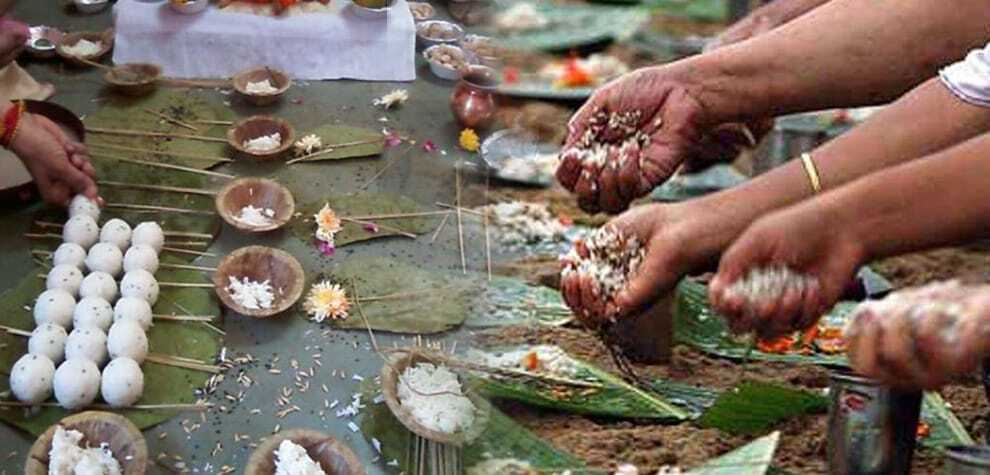 Devotees performing Pind Daan karma with pandit ji at Pehowa – contact for Kundli Milan and Narayan Bali rituals